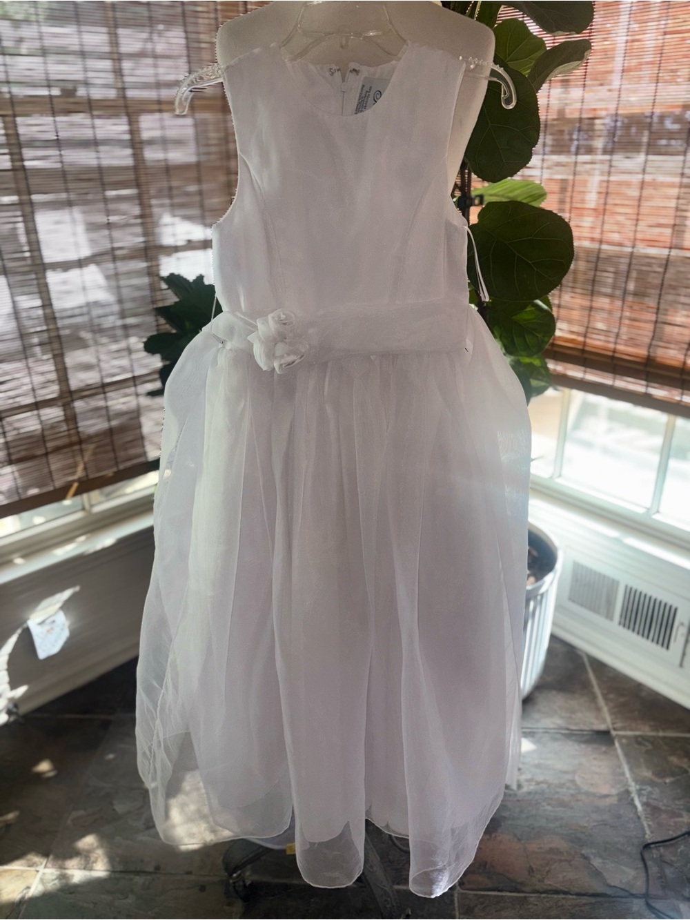 White Sleeveless Tulle Flower-Sash Dress for Girls NWOT